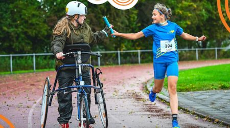 Samen sporten een kind op een framerunner met een kind aan het hardlopen