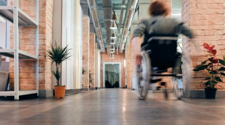 Vrouw in een rolstoel in een publieke ruimte