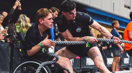 Kaelen met zijn trainer Nino aan het touwtrekken