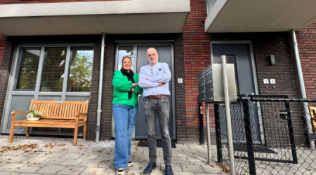 Gebouw van THOF wonen, met twee initiatiefnemers, ouders