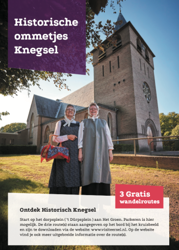 De kerk met pastorie in Knegsel met 2 dames in klederdracht