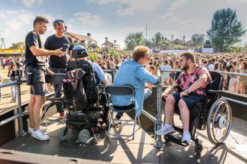Een festival waar ook mensen in een rolstoel aanwezig zijn