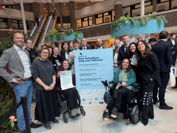 Mensen met en zonder beperking bieden manifest aan