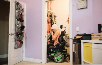Jongevrouw in een rolstoel in haar eigen woning