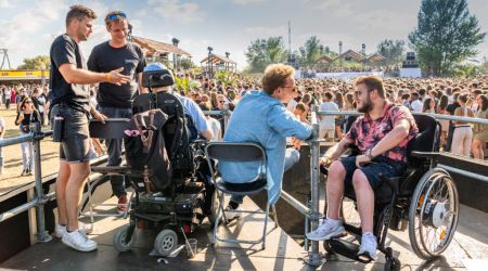 Een festival waar ook mensen in een rolstoel aanwezig zijn