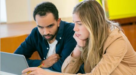 Twee personen achter een laptop