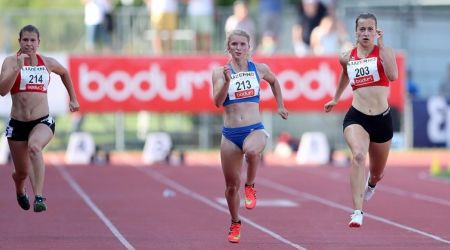 Een vrouw met een gehoorbeperking doet aan atletiek