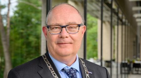 Marcel Oosterveer, burgemeester van Waalre met visuele beperking
