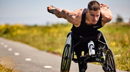 Jetze Plat in actie in zijn racerolstoel