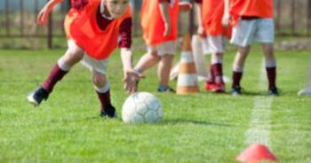 Jonge kinderen spelen met een bal