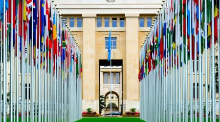 Het VN-gebouw in Geneve met vlaggen van landen