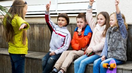 Kinderen bij elkaar op een bankje