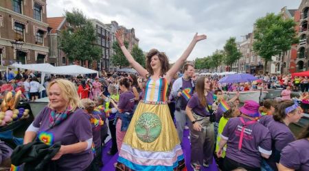 Phoebe Crystal in een zelfgemaakte jurk op de boot tijdens de Pride in 2023