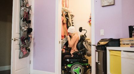 Jongevrouw in een rolstoel in haar eigen woning
