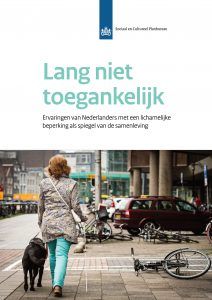 Omslag pdf document "Lang niet toegankelijk" door Sociaal en Cultureel Planbureau met blinde vrouw met geleide hond.