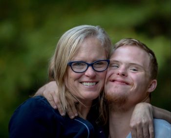 vrouw met kind met downsyndroom