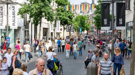 Mensen op straat, lopend door een winkelstraat