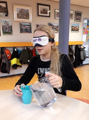 Workshop water in schenken met oogmasker op