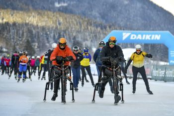 Schaatsen met een IceWisp op een meer met andere schaatsers