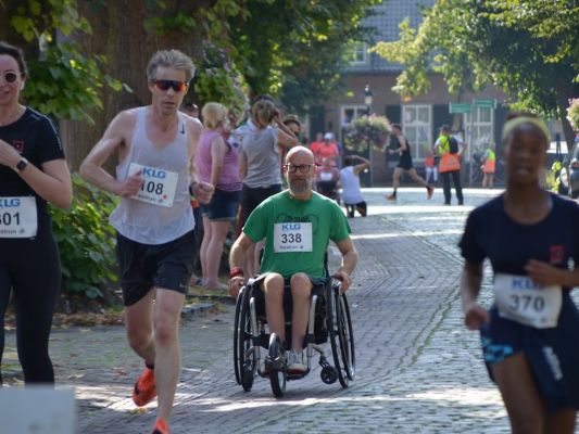 Rolstoelers en niet-rolstoelers sportten samen tijdens de Parelrun 2023.