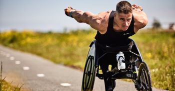 Jetze Plat in actie in zijn racerolstoel