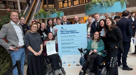 Mensen met en zonder beperking bieden manifest aan