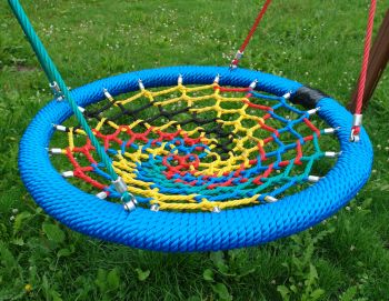 een schommel voor iedereen in de vorm van nest