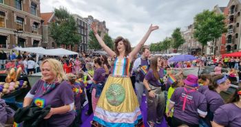Phoebe Crystal in een zelfgemaakte jurk op de boot tijdens de Pride in 2023