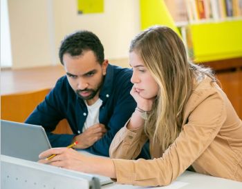 Twee personen achter een laptop