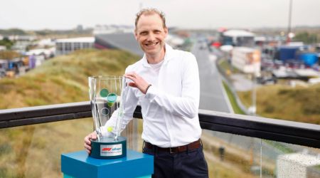 Jan Willem Koopman van HandicapNL met Award in zijn hand
