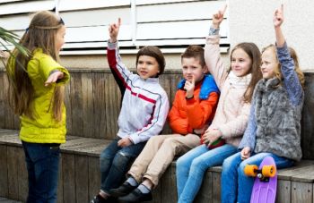 Kinderen bij elkaar op een bankje