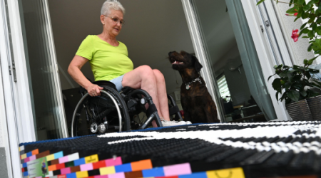 Oma Rita in de deuropening met een oprijplaat van legosteentjes