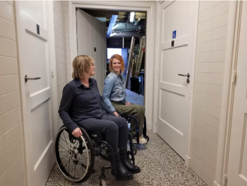 Dorpsgenoten Jenny Verbeek en Sabrina Schoenmaker maken zich sterk voor toegankelijke toiletten, onder andere hier bij Cosy Foodbar.