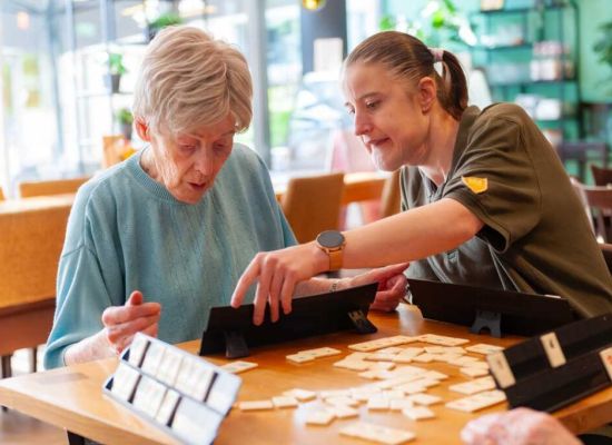 Bij Prins Heerlijk werken leerlingen met een licht verstandelijke beperking als hulpkracht in de ouderzorg