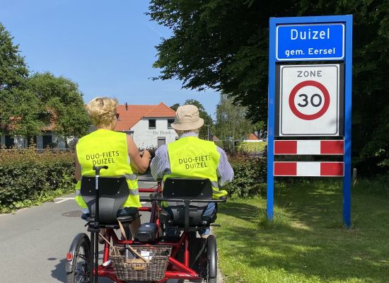 Twee personen op een duofiets
