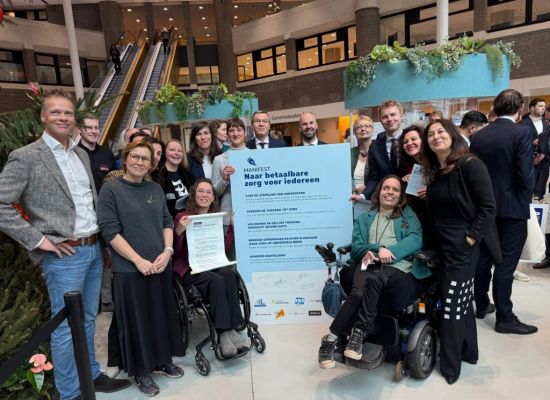 Mensen met en zonder beperking bieden manifest aan