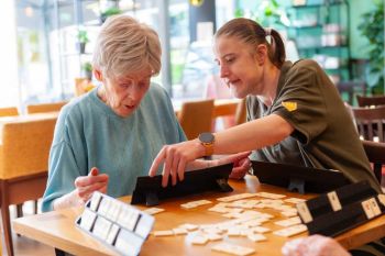 Bij Prins Heerlijk werken leerlingen met een licht verstandelijke beperking als hulpkracht in de ouderzorg