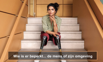 Vrouw met een beenprothese zittend op een trap