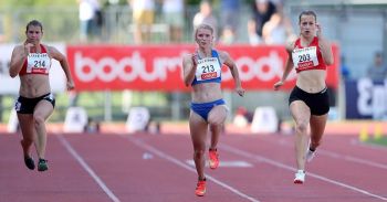 Een vrouw met een gehoorbeperking doet aan atletiek