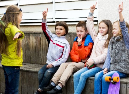 Kinderen bij elkaar op een bankje