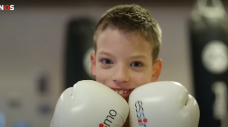 Wesley met kickbokshandschoenen aan