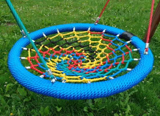 een schommel voor iedereen in de vorm van nest