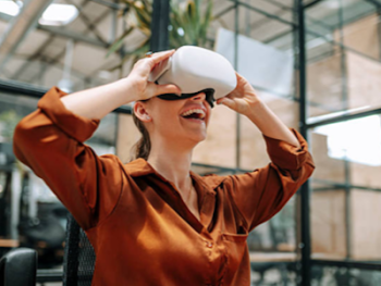 Een vrouw met een VR-bril op
