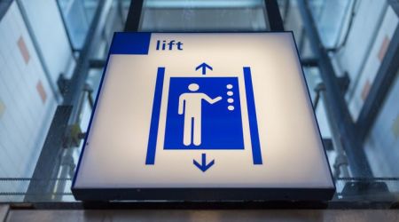 Bord met lift aanduiding