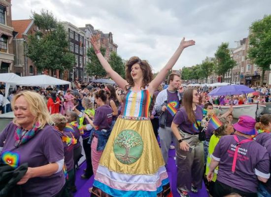 Phoebe Crystal in een zelfgemaakte jurk op de boot tijdens de Pride in 2023