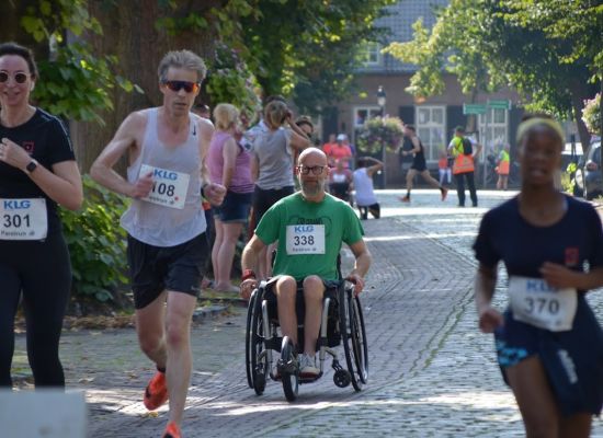 Rolstoelers en niet-rolstoelers sportten samen tijdens de Parelrun 2023.