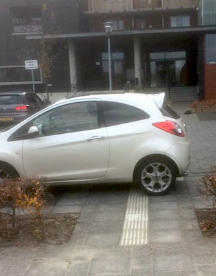 Auto geparkeerd op een geleidestrook
