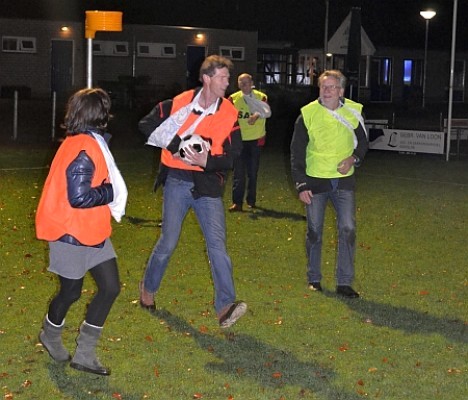 Korbal met mitella om
