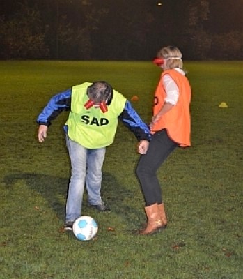 Kokervisie voetbal twee voetballer een met bal andere verdedigd