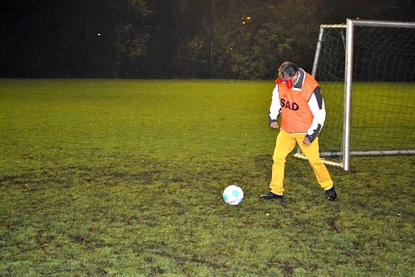 Kokervisie voetbal een voetballer voor de goal